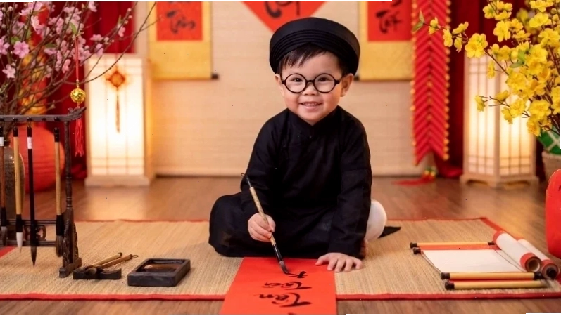 Bé trai hóa thân thành thầy đồ viết thư pháp với phong thái tự tin