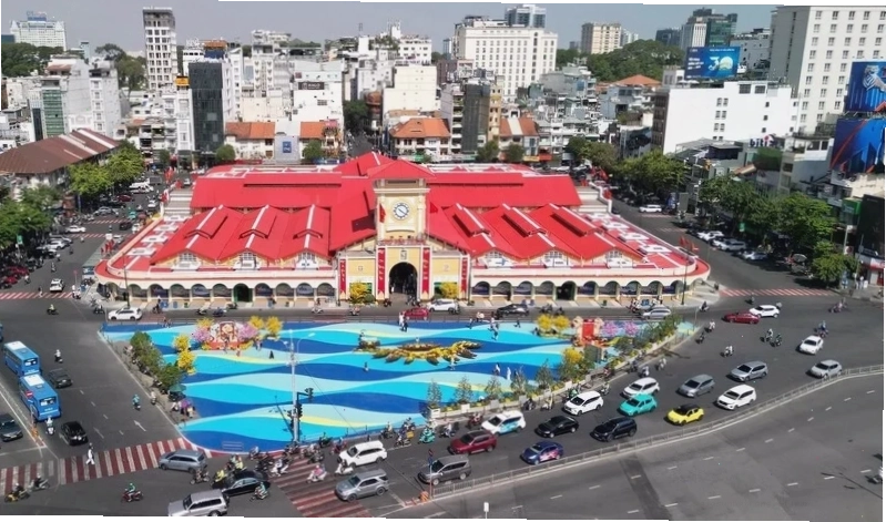 Hoạt động mua bán bên trong Chợ Bến Thành Bên trong Chợ Bến Thành với các gian hàng tấp nập
