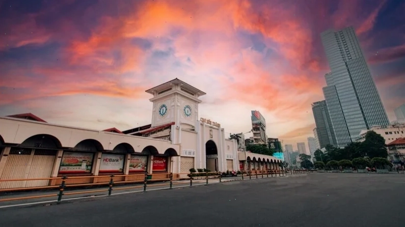 Chợ Bến Thành biểu tượng kiến trúc Sài Gòn Chợ Bến Thành nhìn từ xa với kiến trúc đặc trưng