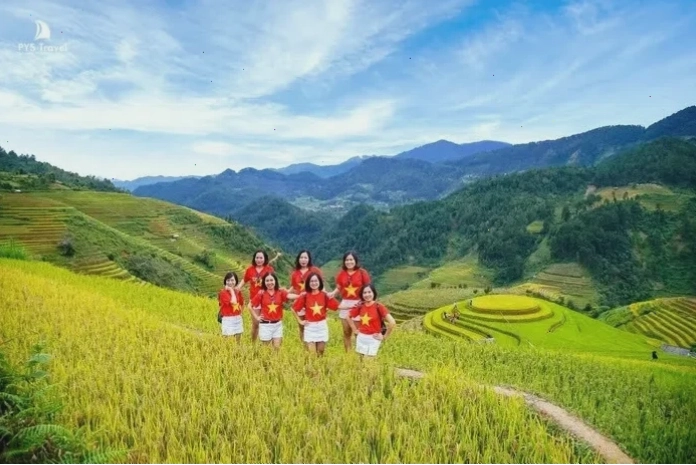 Góc chụp đẹp tại đồi Mâm Xôi mùa lúa chín