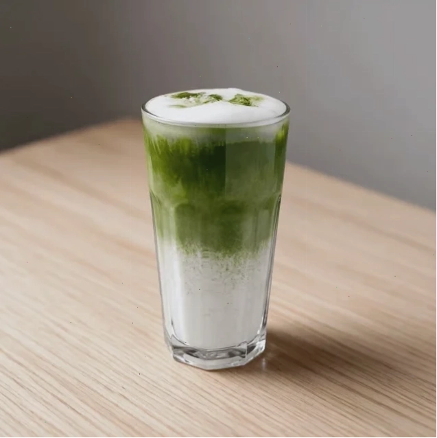 Matcha latte với dải chuyển màu xanh lá đậm trên nền trắng sắc nét trong ly thủy tinh cao trong suốt