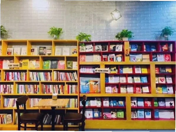 Mẫu kệ gỗ trưng bày truyện tranh tài liệu trong thư viện trường học