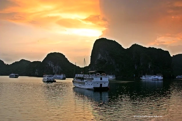 Ngắm hoàng hôn trên Vịnh Hạ Long Ngắm hoàng hôn trên Vịnh Hạ Long