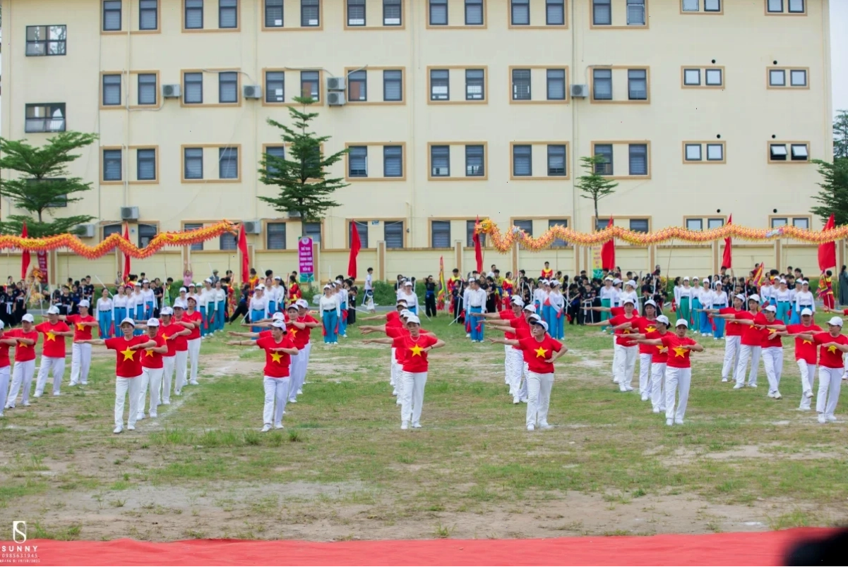 Vẻ mặt rạng rỡ của người cao tuổi khi đi bộ Người cao tuổi đi bộ trong công viên