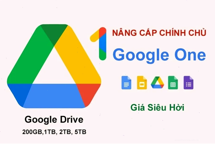 Nhiều chiếc lá khô rơi trên nền cỏ mùa thu