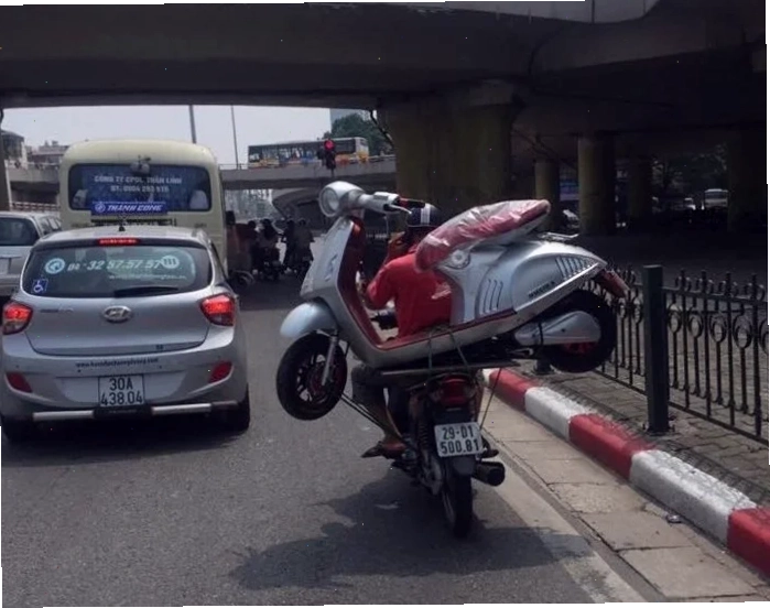 Xe máy và những câu chuyện đời thường Những tình huống hài hước của xe máy