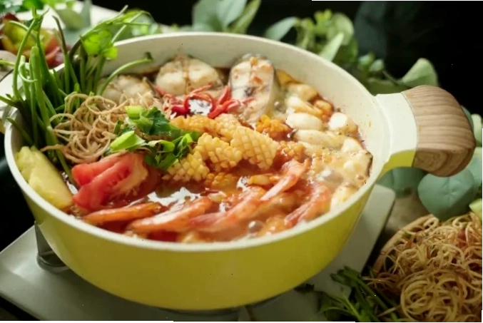 Nồi lẩu Thái hải sản bốc khói nghi ngút