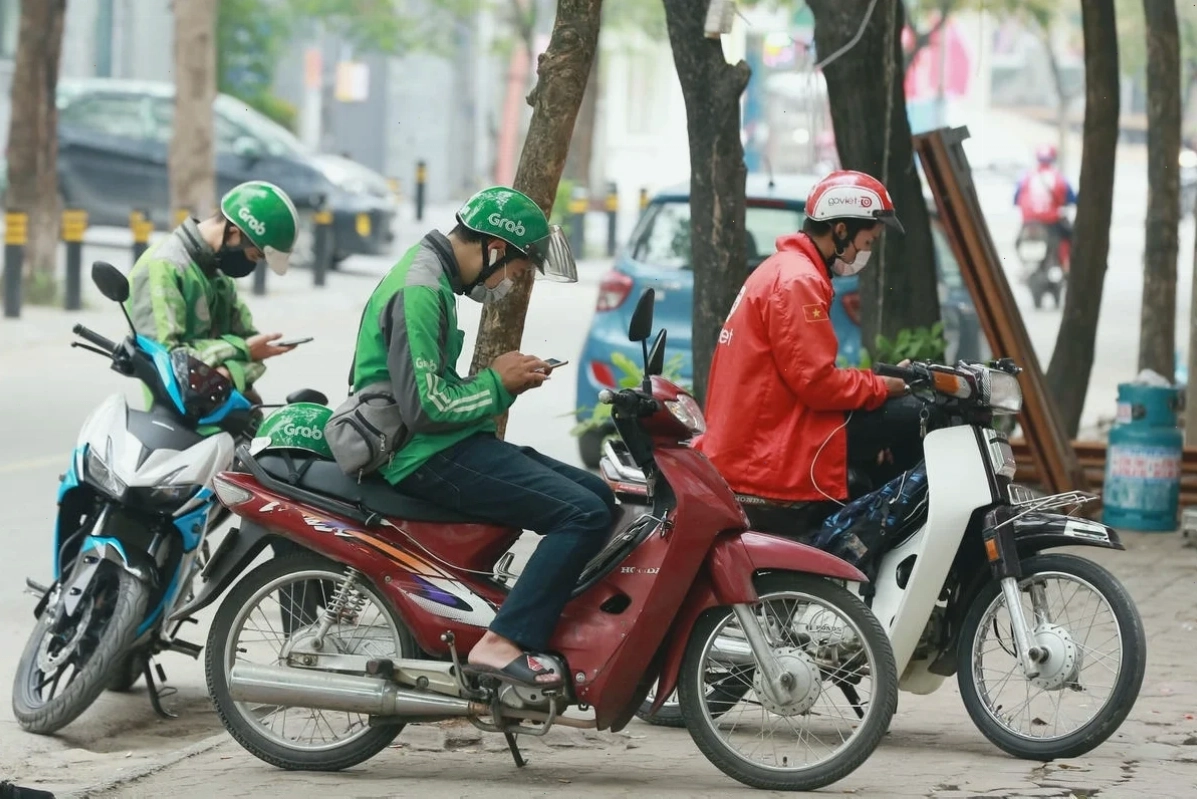 Áp lực tăng giá xăng đè nặng lên vai tài xế công nghệ Tài xế công nghệ lao đao vì giá xăng tăng mạnh