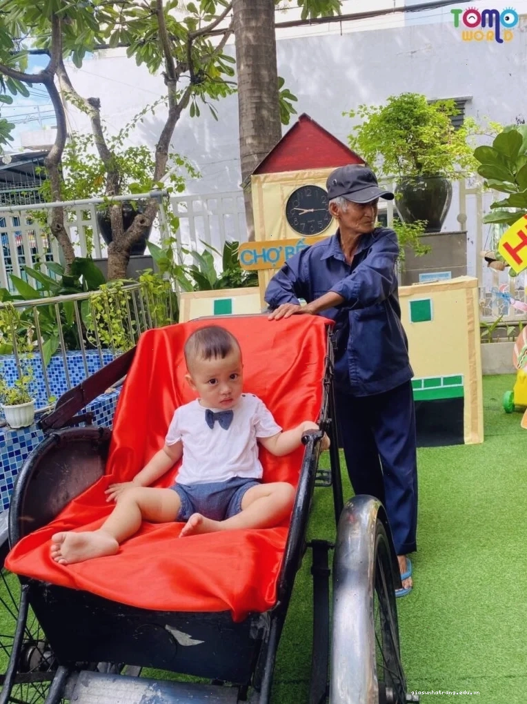 xe xích lô sài gòn png trên đường phố