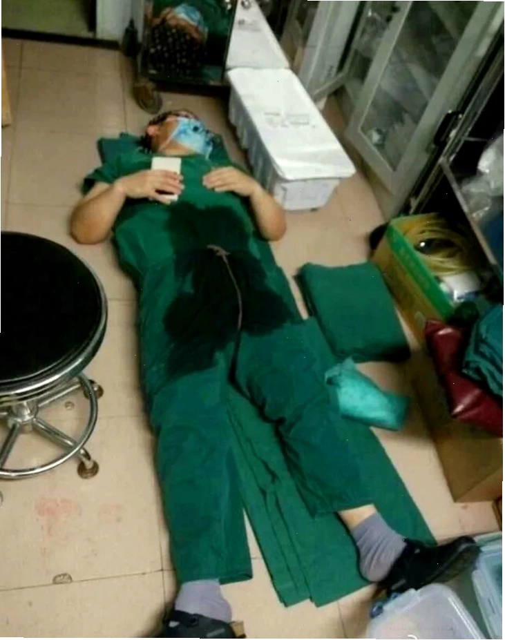 Y tá làm việc với bệnh nhân trong phòng bệnh viện
